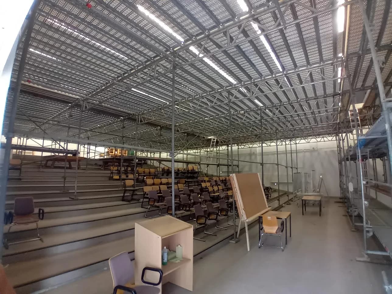 Blick über die Sitzreihen des Blüchersaals unter die Plattform des Raumgerüsts, Altmark-Kaserne