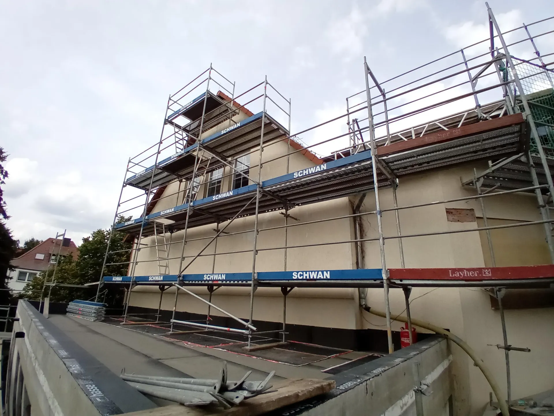 Fassadengerüst mit Stahlböden und Schutznetz am Altbau der Bibliothek Im Schlüsselkorb in Gardelegen, SCHWAN Gerüstbau