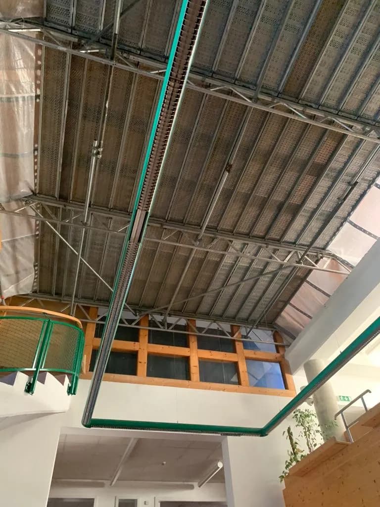 Podestfläche des Raumgerüsts als Staub- und Sicherungsdecke über dem Luftraum der Bibliothek Gardelegen
