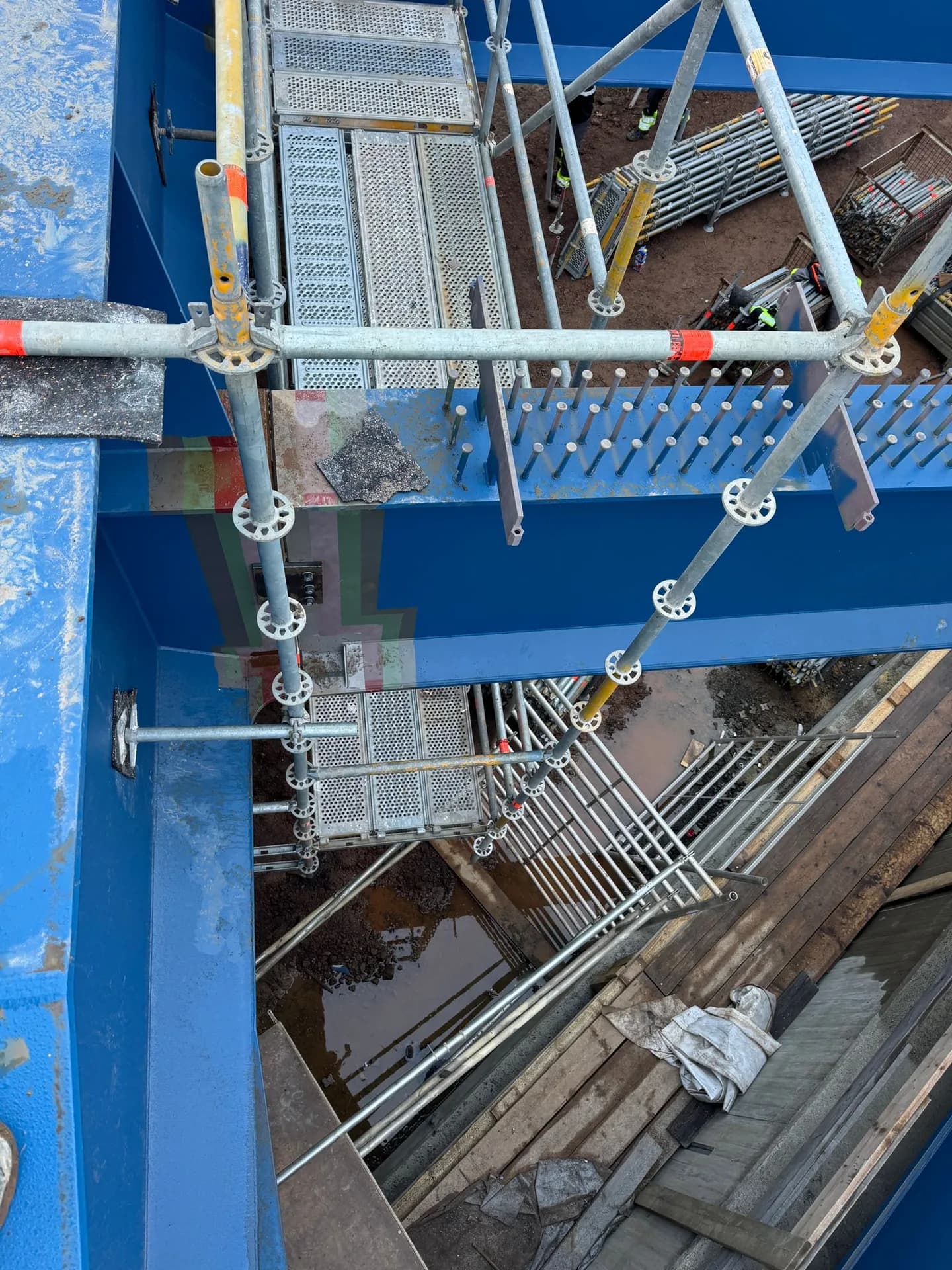 Modulgerüst mit Stahlbelägen zwischen den Verbundträgern des Stahlüberbaus, Brückenneubau A72