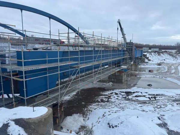 Komplett eingerüstete Stabbogenbrücke beim Brückenneubau an der A72 bei Leipzig, SCHWAN Gerüstbau 2026