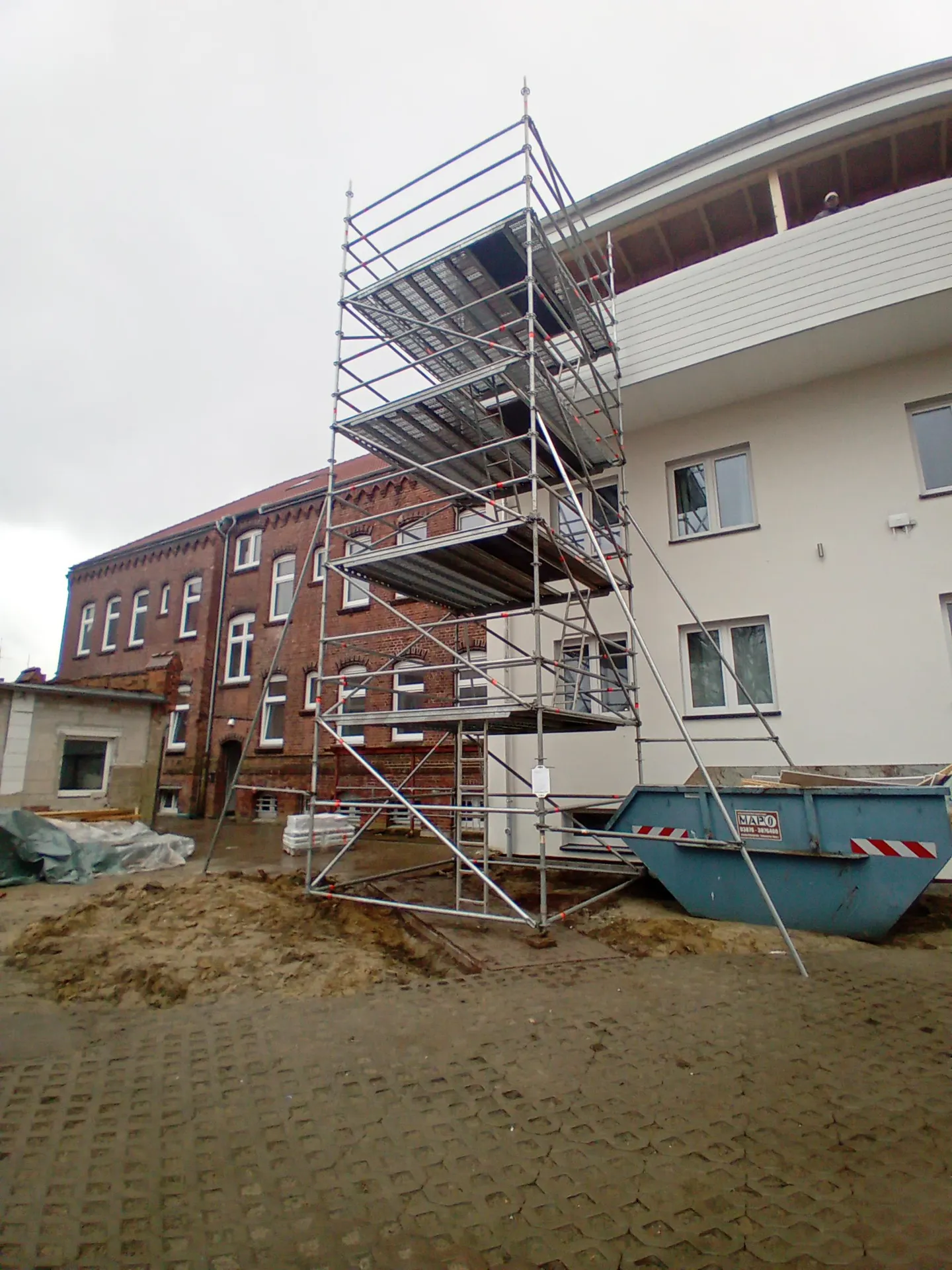 Freistehender Lastenturm aus Layher-Allround-Material im ersten Bauabschnitt, Kinderheim Wittenberge, SCHWAN Gerüstbau