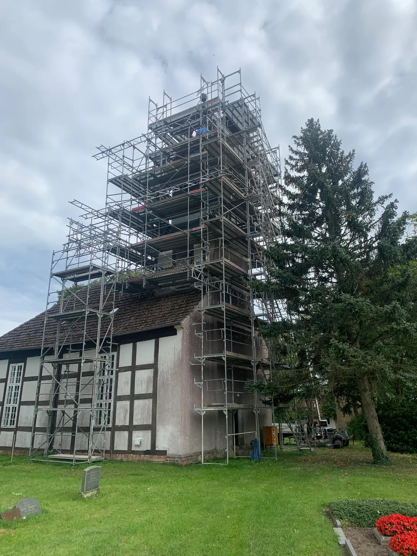 Eingerüstete Fachwerkkirche Braunsberg mit Turmgerüst über dem Satteldach, SCHWAN Gerüstbau