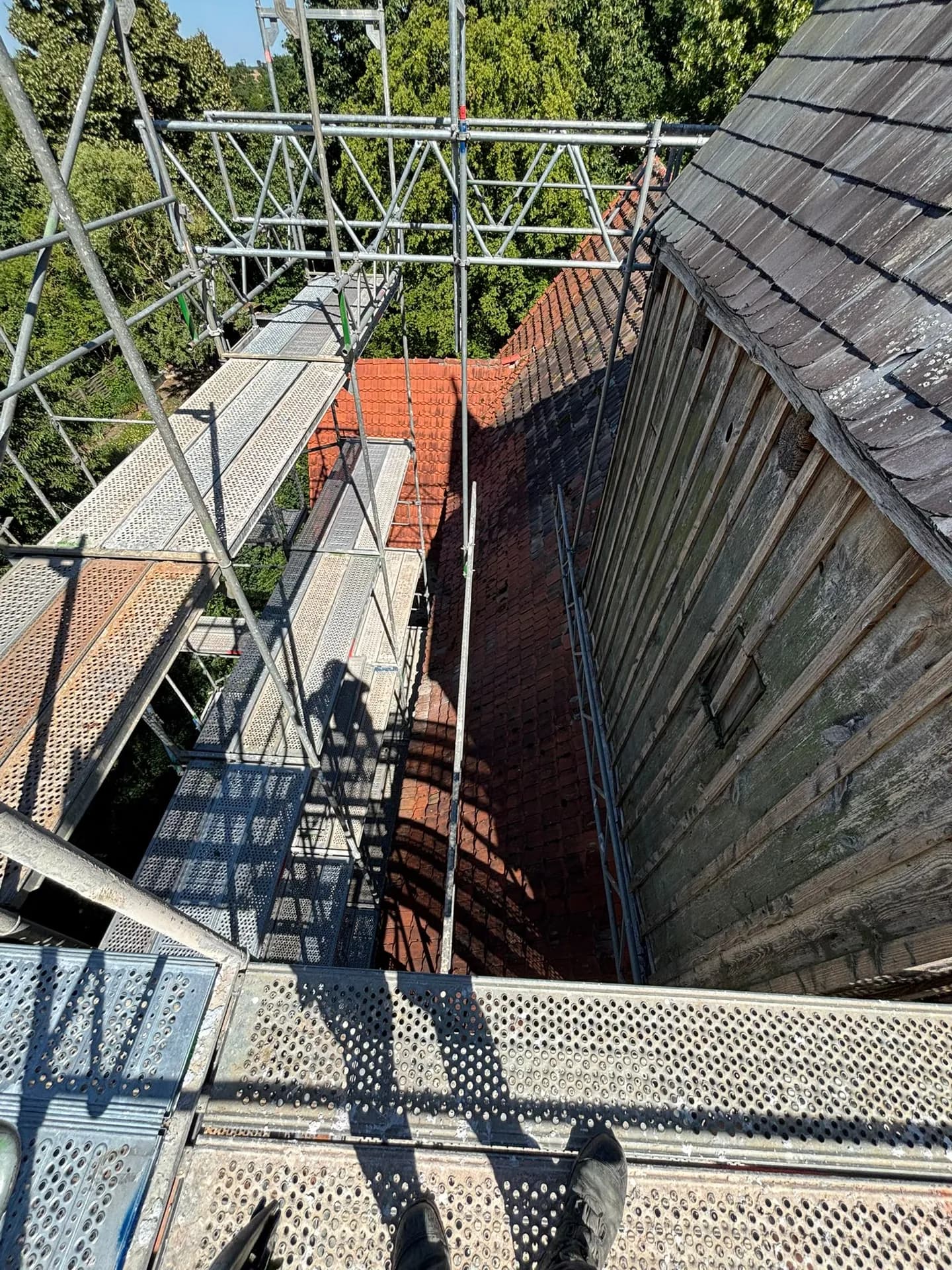 Blick vom oberen Gerüst über mehrere Belagslagen und Gitterträger nach unten, Dorfkirche Gnewikow