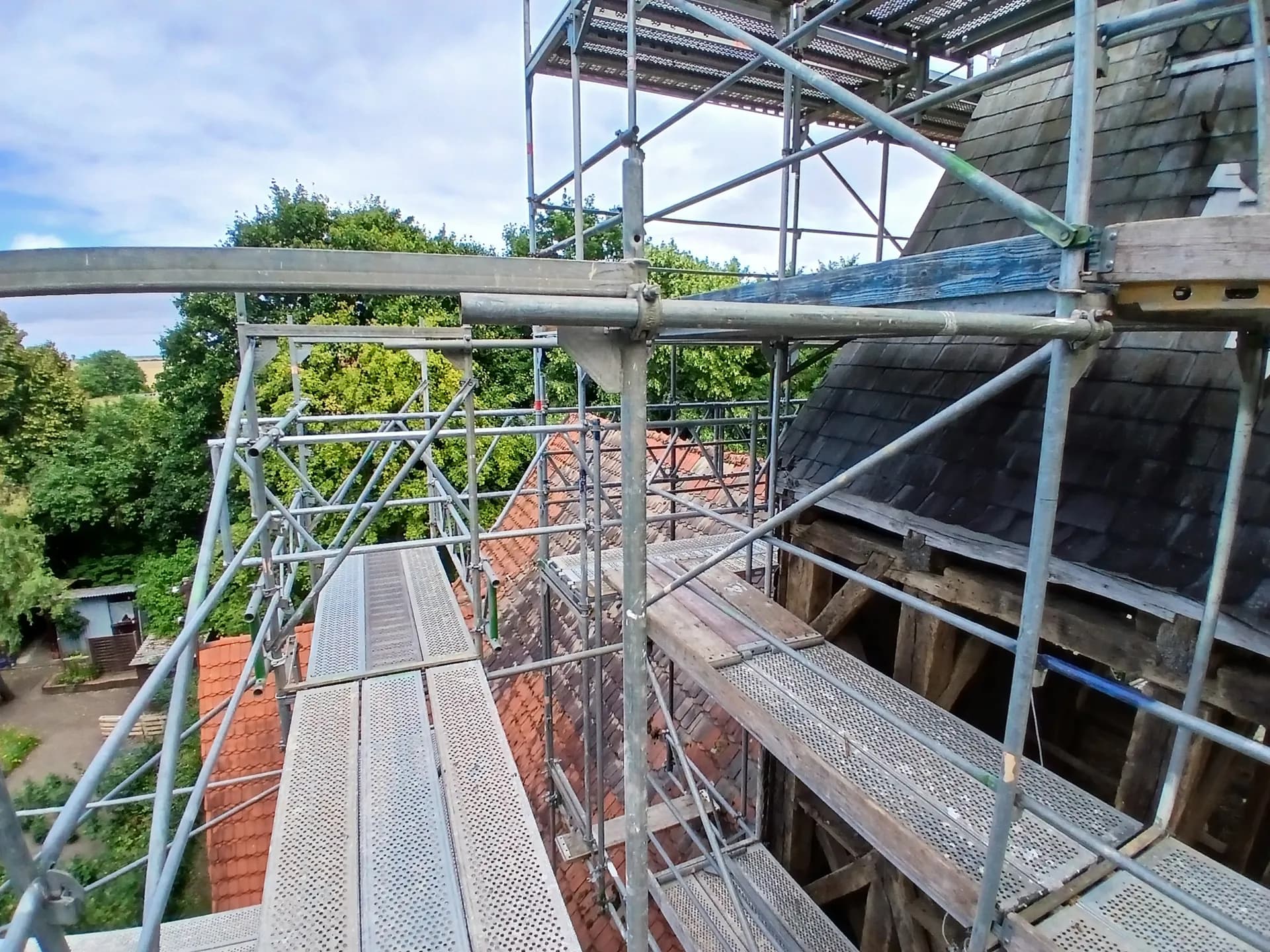 Arbeitsebenen um den schiefergedeckten Turmhelm mit freigelegtem historischem Holztragwerk, Dorfkirche Gnewikow