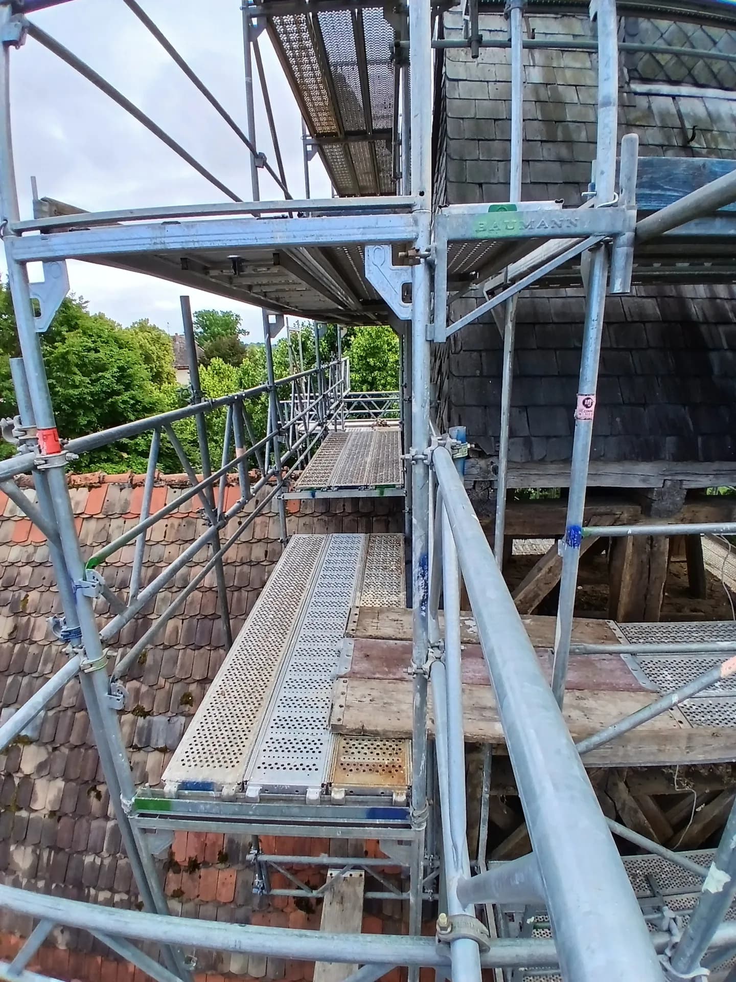 Gerüstdetail am Turmhelm mit Blick auf das alte Holztragwerk, Dorfkirche Gnewikow