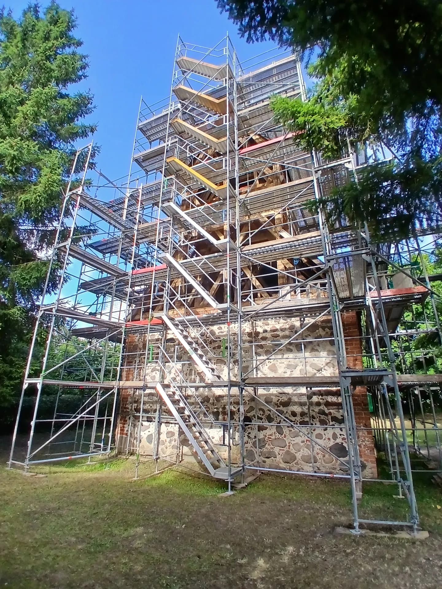 Komplett eingerüsteter Kirchturm mit Treppenturm und mehreren Belagsebenen, Dorfkirche Gnewikow