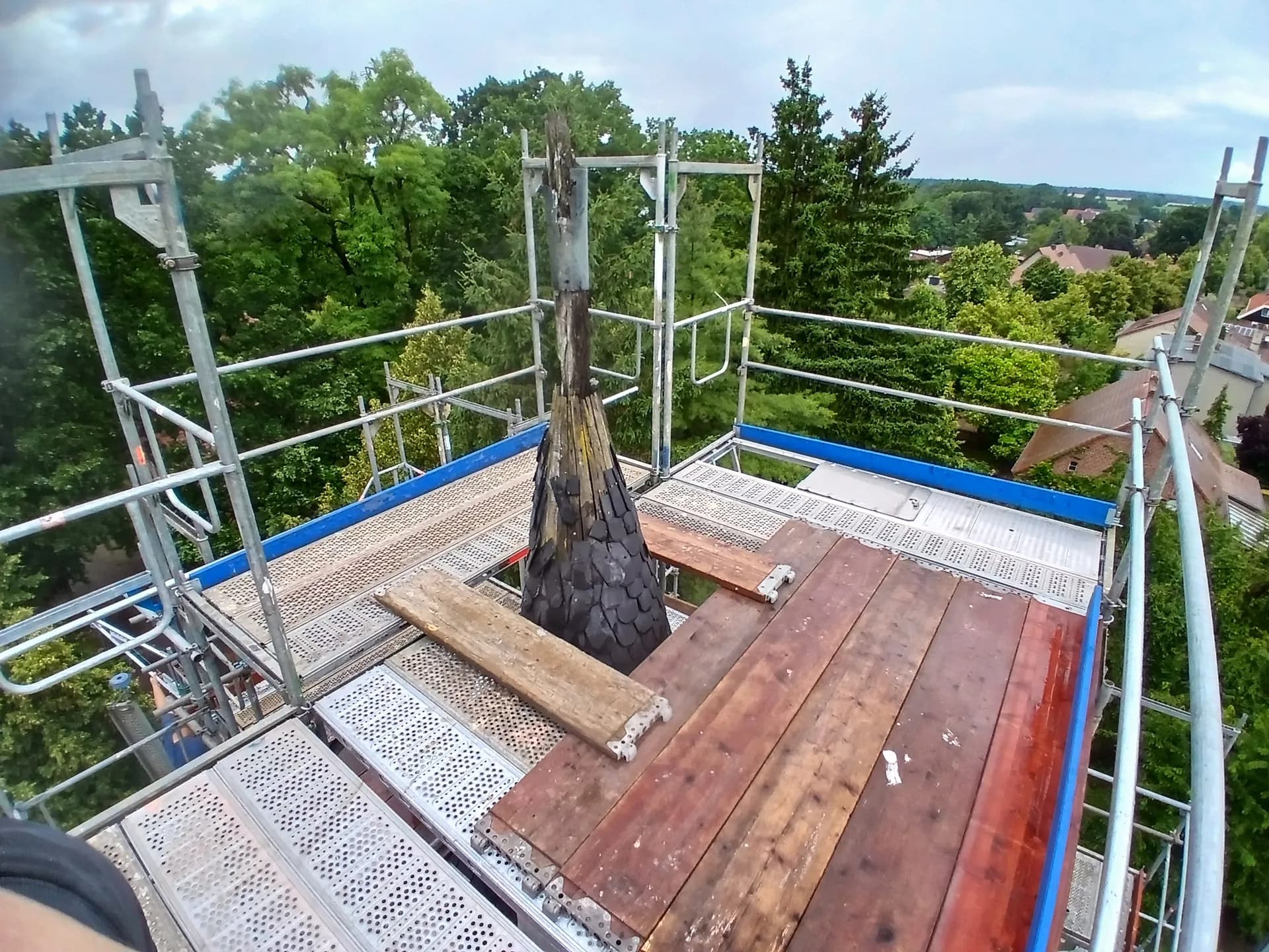 Oberste Plattform des Raumgerüsts an der Kirchenspitze mit freigelegter Helmstange, Dorfkirche Gnewikow