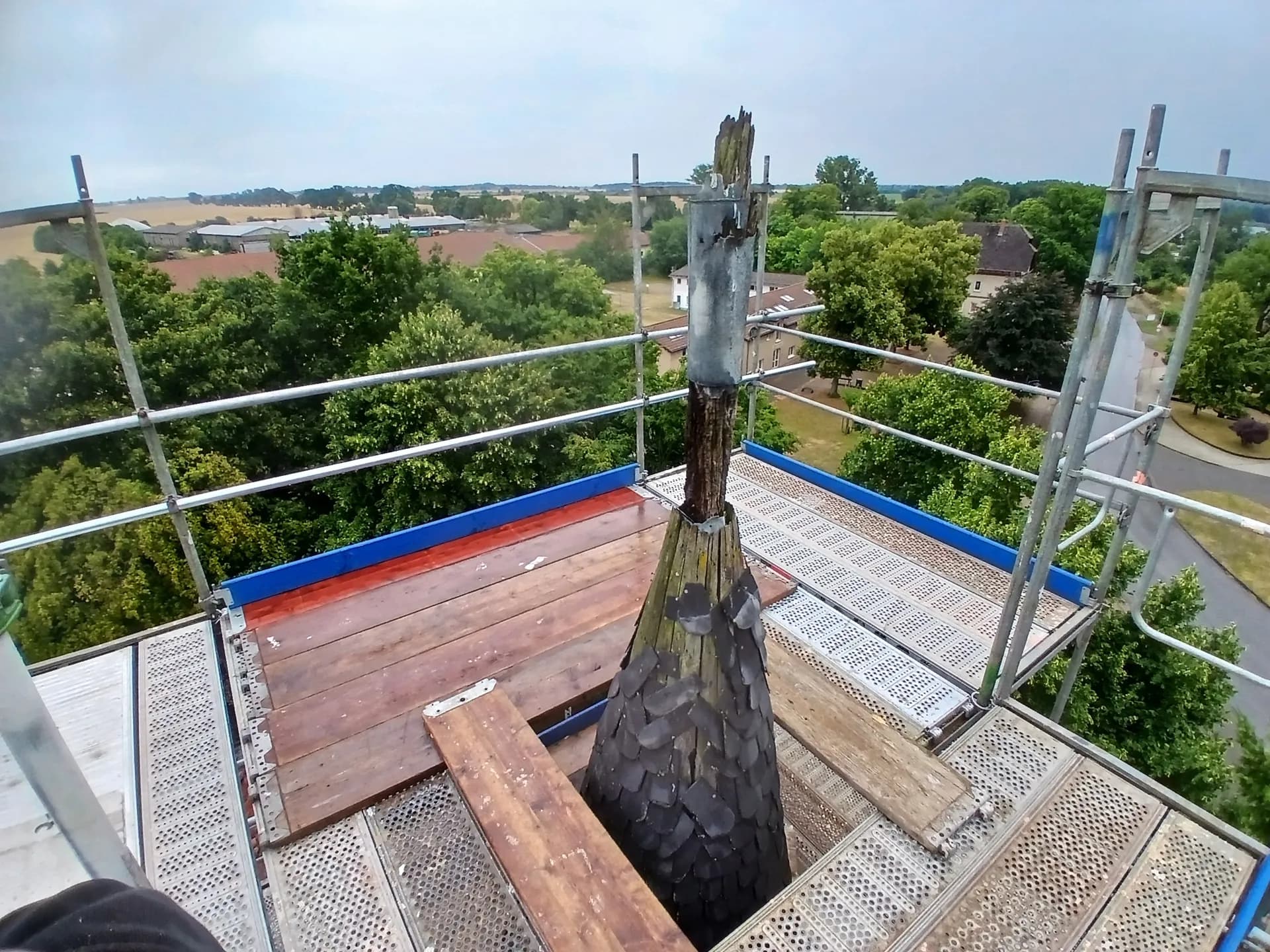 Turmspitze mit freigelegtem Holzkern über der alten Schieferdeckung, vom Raumgerüst aus, Dorfkirche Gnewikow