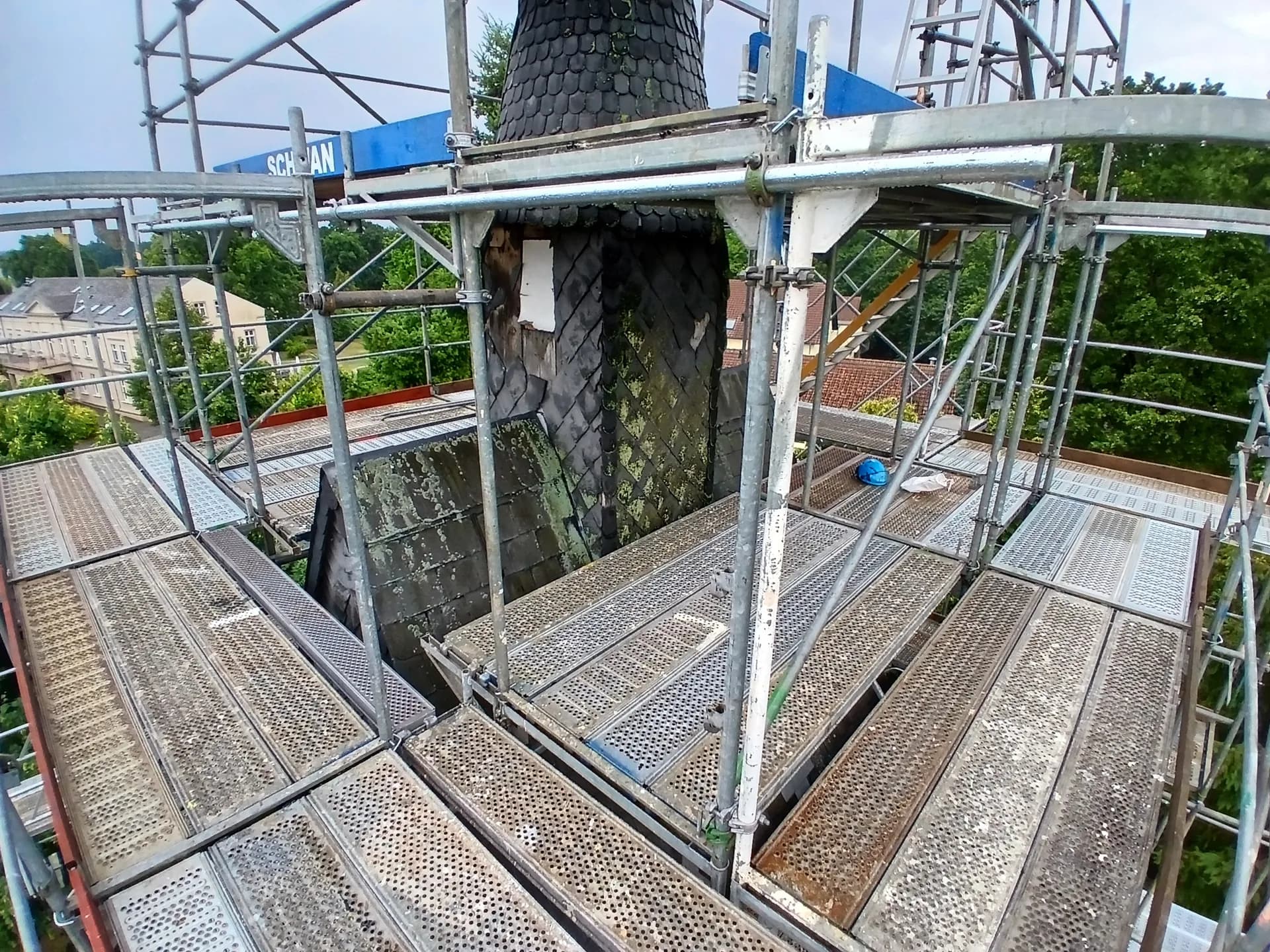 Raumgerüst-Plattformen um Turmhelm und Dachgiebel der Dorfkirche Gnewikow
