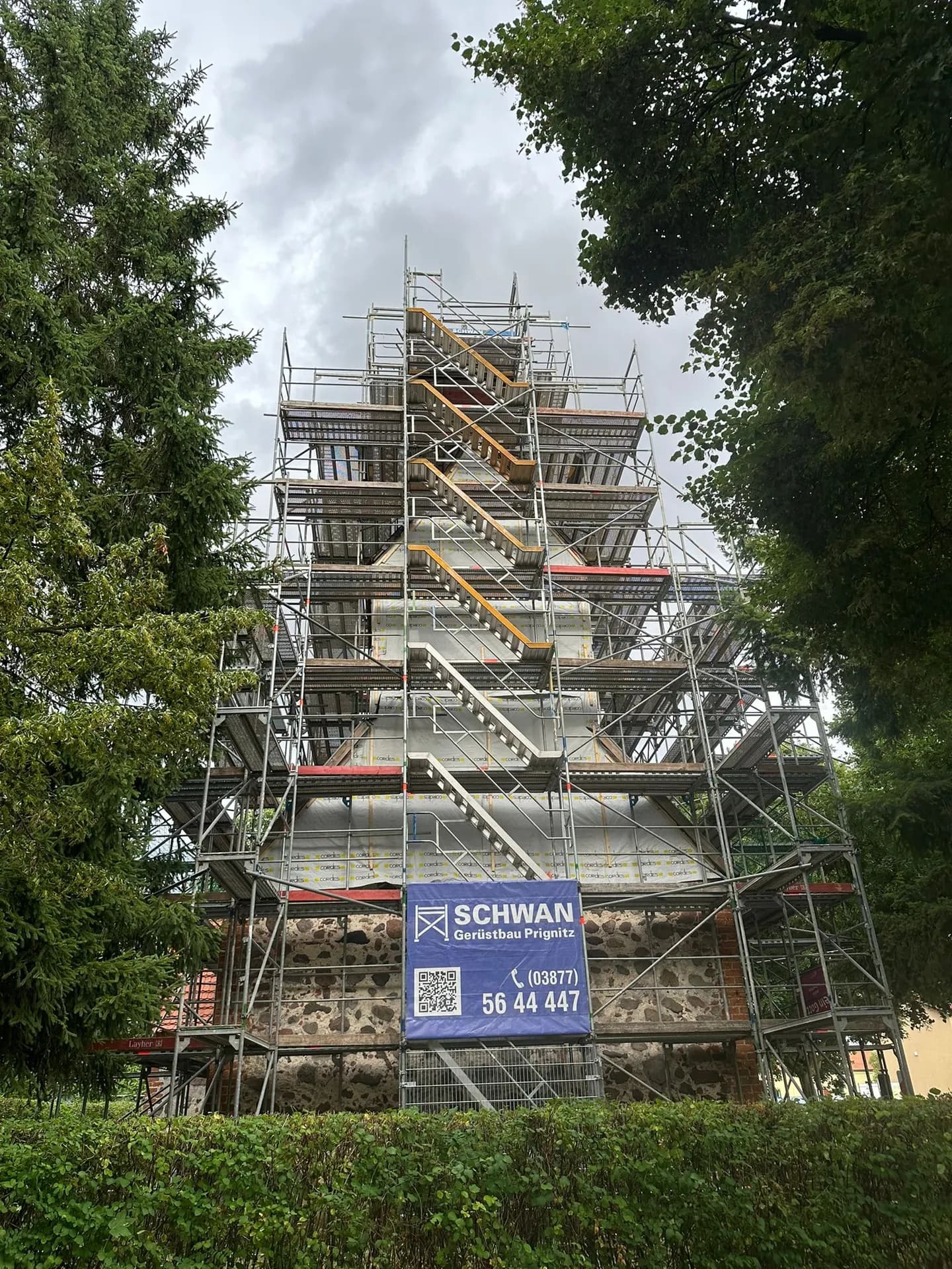 Vollständig eingerüsteter Kirchturm mit außenliegendem Treppenturm, Dorfkirche Gnewikow