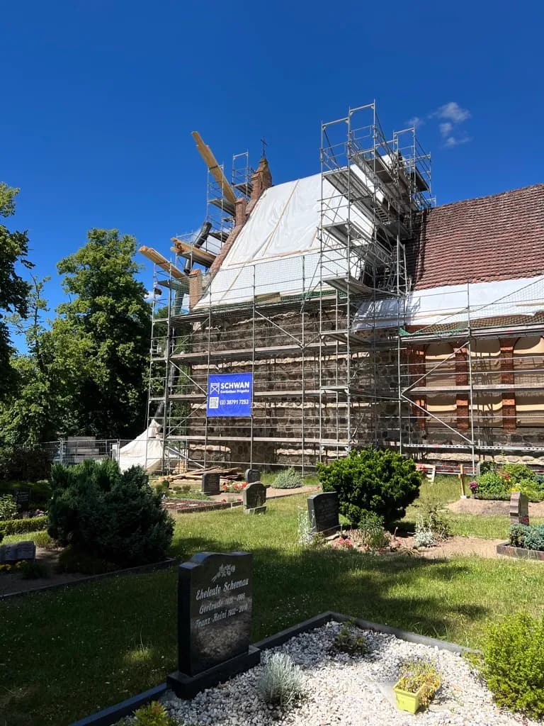Fassadengerüst mit Wetterschutzplane am Giebel der Feldsteinkirche Wessin, SCHWAN Gerüstbau