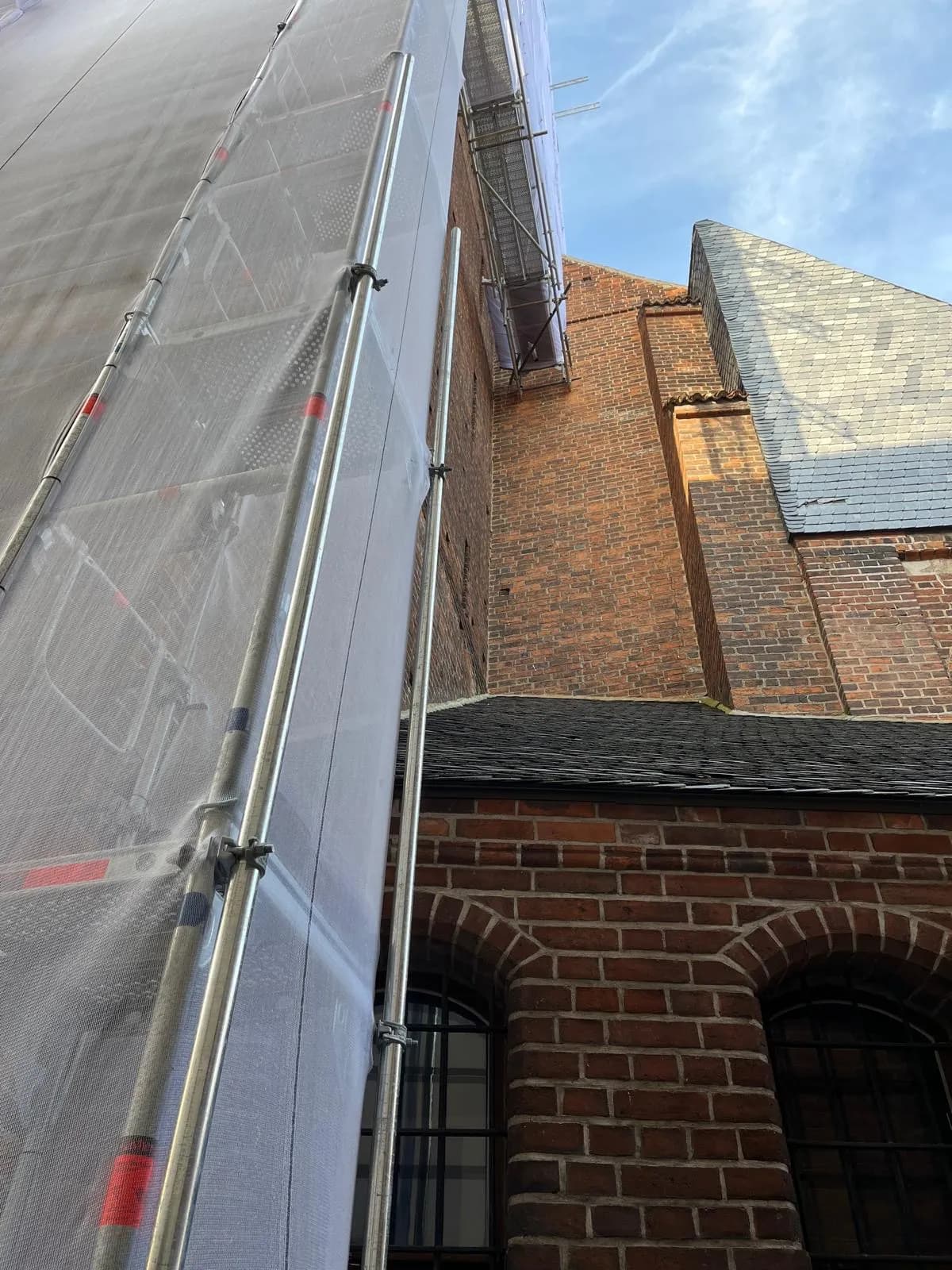 Komplett abgenetztes Fassadengerüst an der Backsteinfassade der Marienkirche Stendal