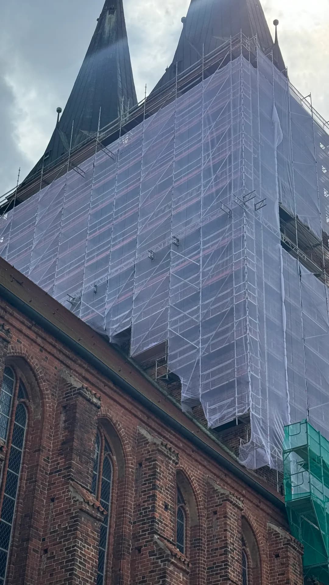 Auskragendes, abgenetztes Turmgerüst zwischen den beiden Turmspitzen der Marienkirche Stendal