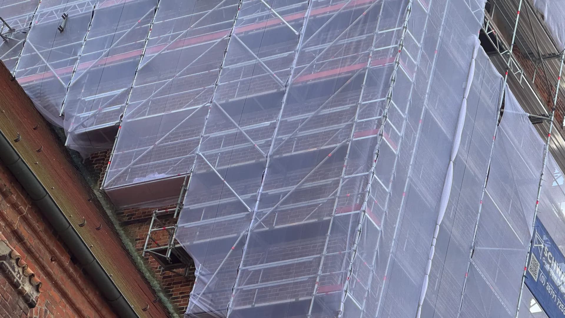 Abgetreppte Gerüstlagen über der Dachschräge des Kirchenschiffs der Marienkirche Stendal