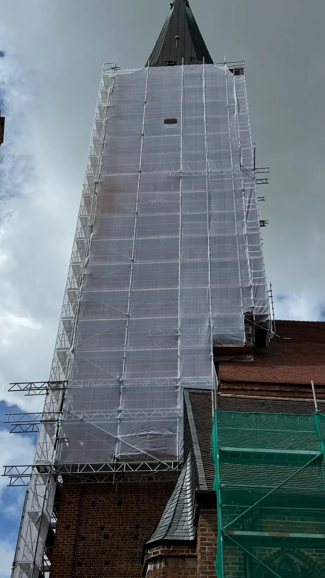 Turmgerüst mit auskragenden Gitterträgern zur Abfangung ohne Bodengründung, Marienkirche Stendal
